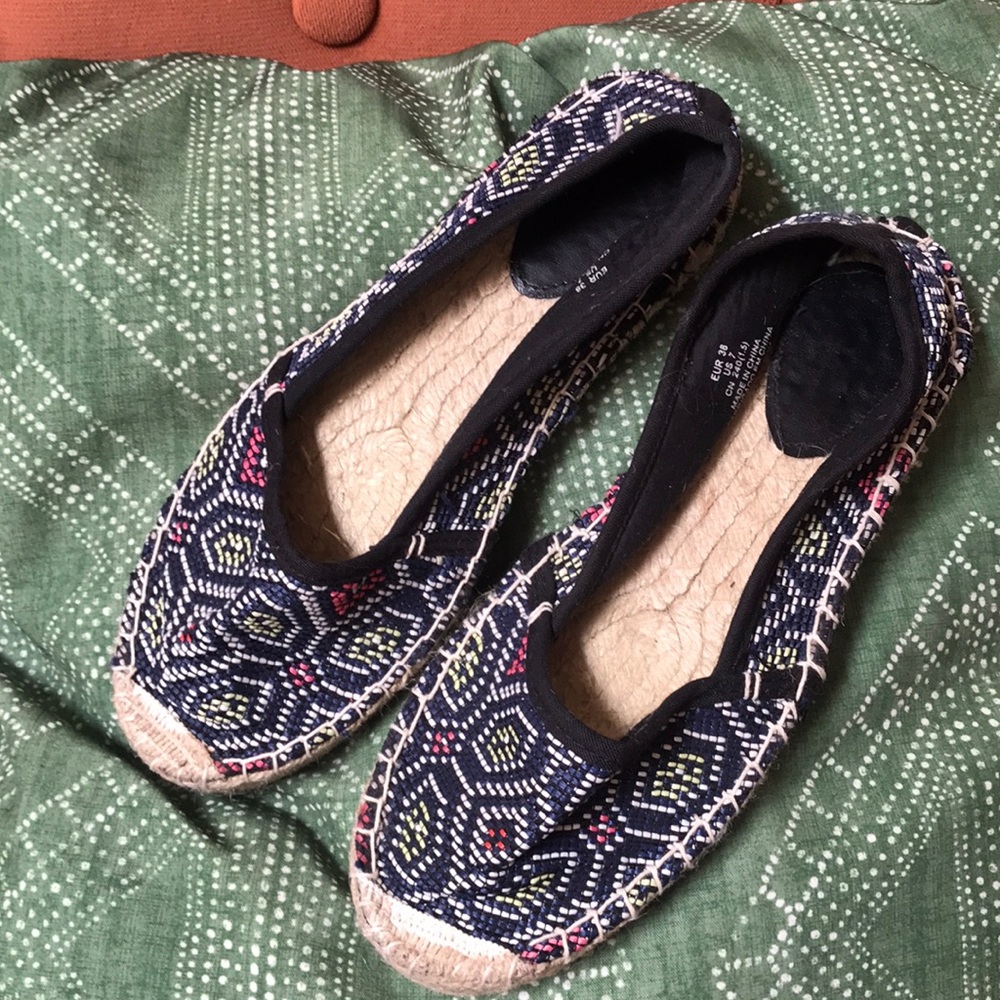 H&M blue multi colored print shoes size 7